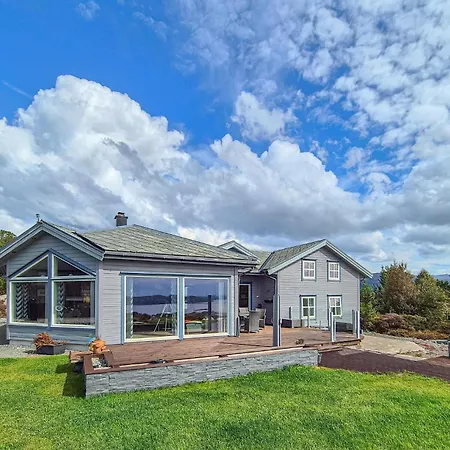 Beautiful In With House Sea View * Fitjar